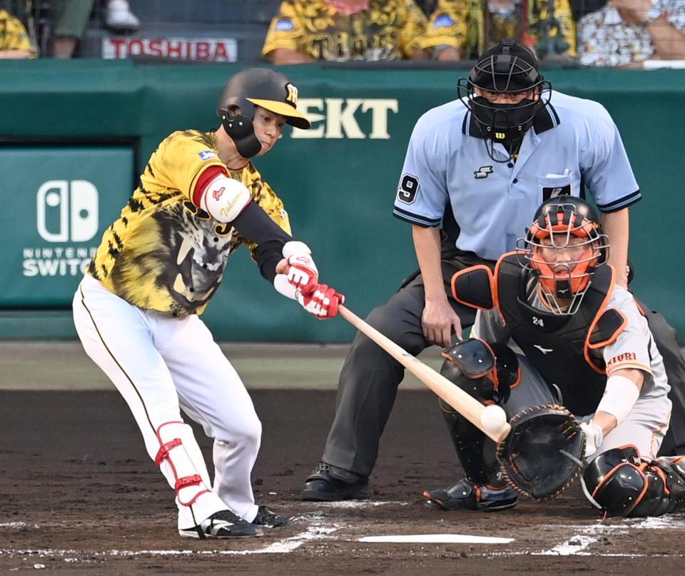 　３回、チーム初安打となる中前打を放つ中野（撮影・飯室逸平）