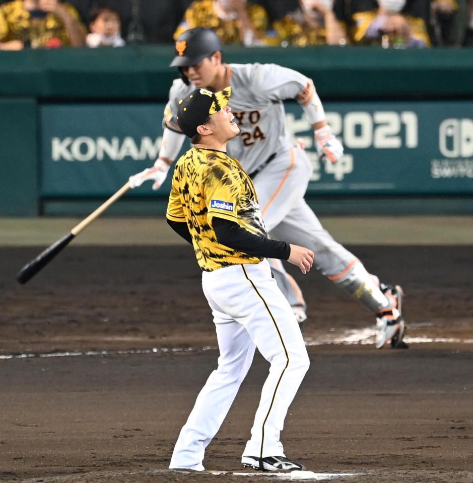 　８回、大城に先制打を打たれ、悔しがる西勇（撮影・飯室逸平）