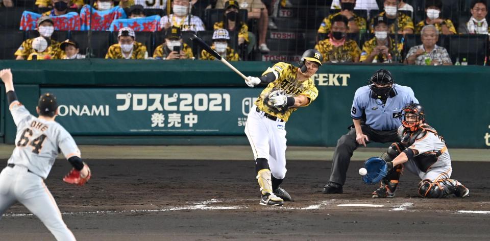 　８回、空振り三振に倒れる佐藤輝（撮影・飯室逸平）