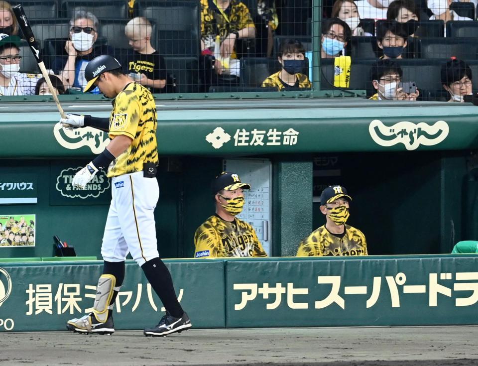 　８回、空振り三振に倒れベンチに戻る佐藤輝（撮影・飯室逸平）