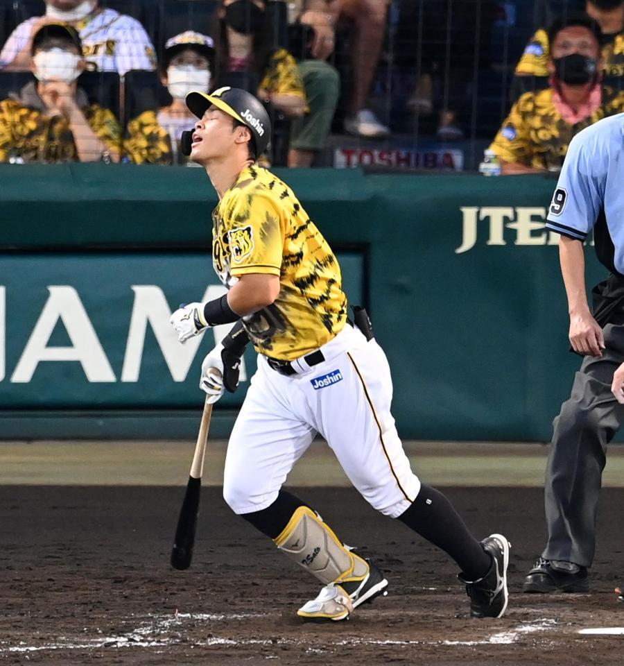 　５回、遊飛に倒れる佐藤輝（撮影・飯室逸平）