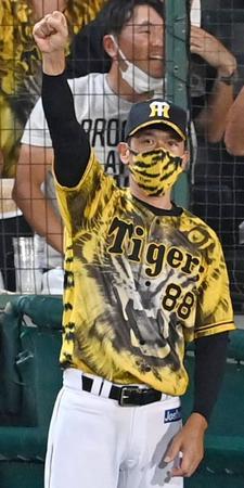 　９回、マルテの同点打にガッツポーズする矢野監督（撮影・飯室逸平）