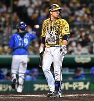 　６回、空振り三振に倒れた梅野（撮影・佐々木彰尚）