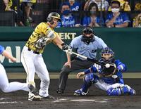 　９回、代打で左前打を放つ佐藤輝（撮影・飯室逸平）