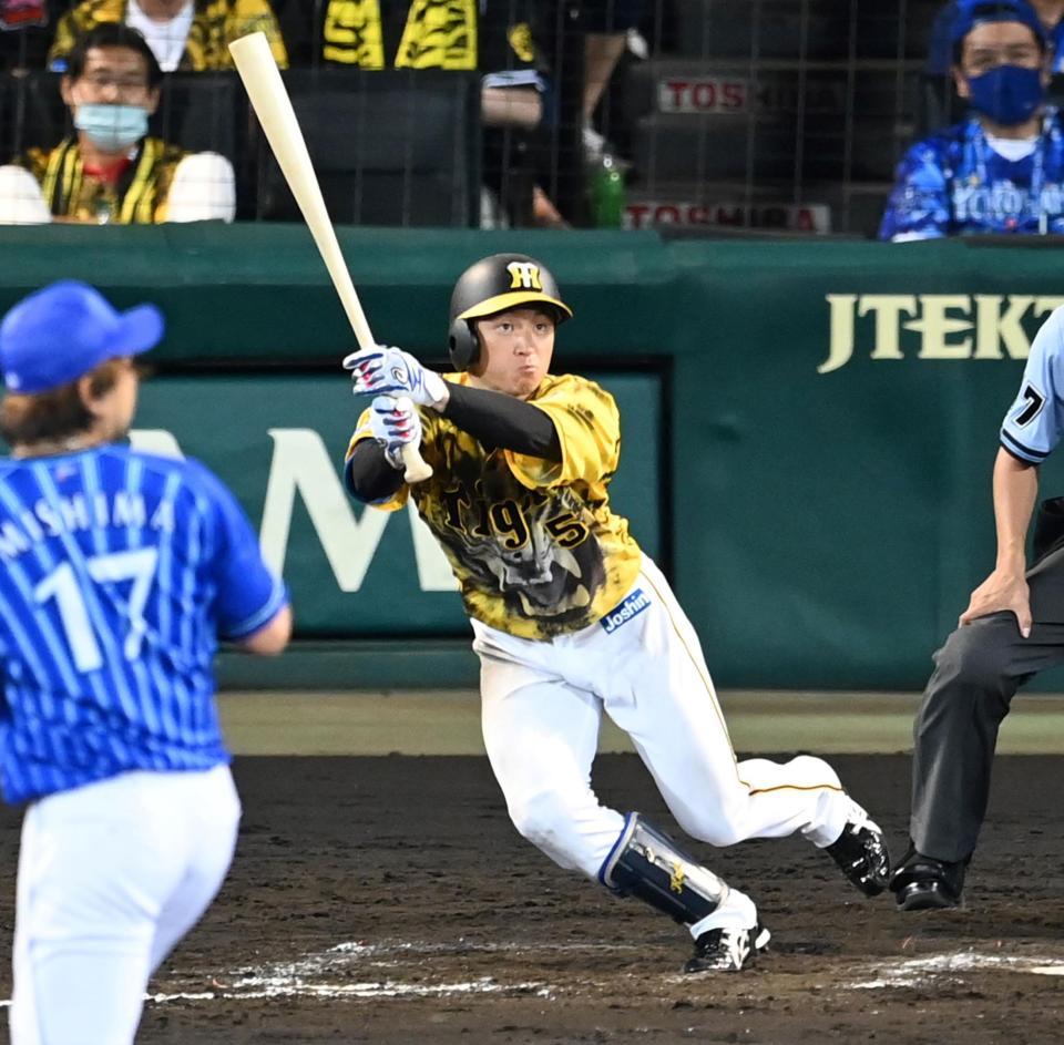 　９回、適時打を放つ近本（撮影・飯室逸平）