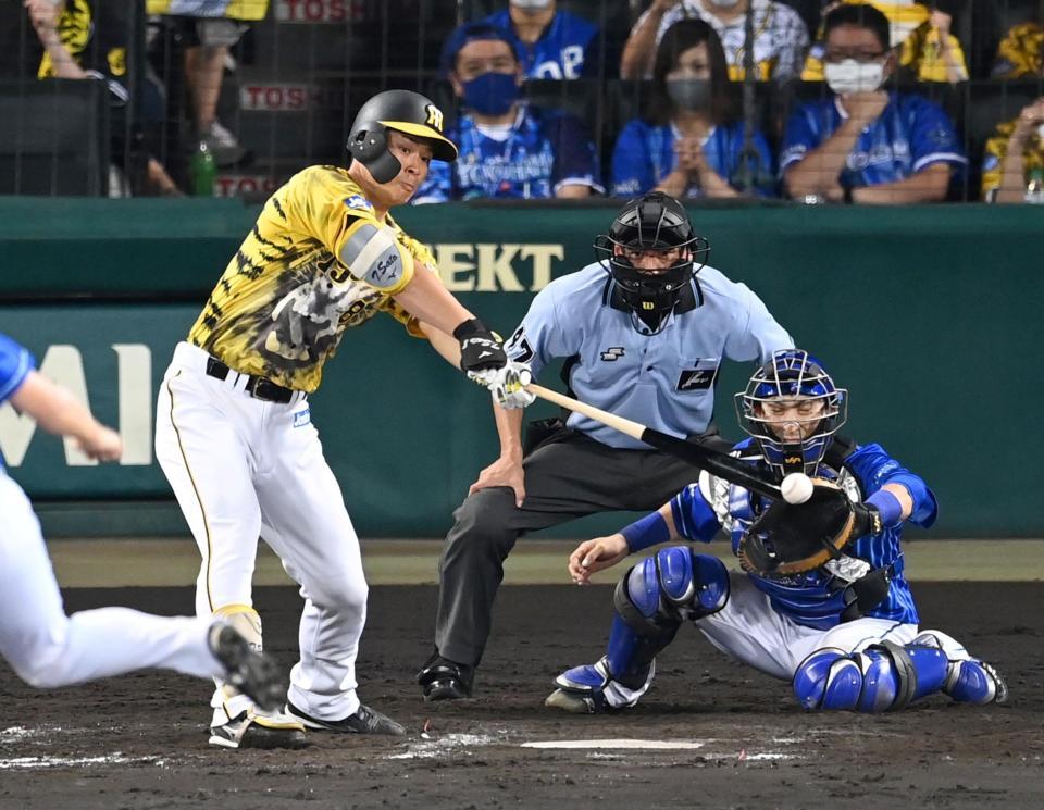 　９回、代打で左前打を放つ佐藤輝（撮影・飯室逸平）