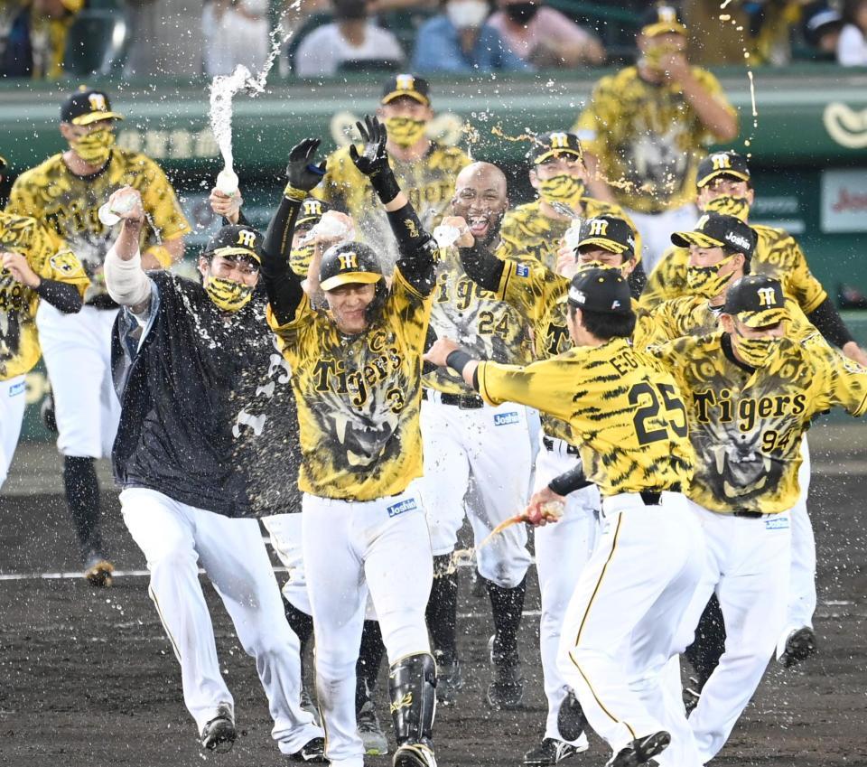 　大山のサヨナラ打に歓喜の阪神ナイン（撮影・飯室逸平）