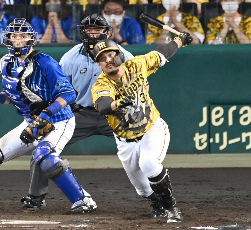 　９回、同点タイムリーを放つマルテ（撮影・飯室逸平）