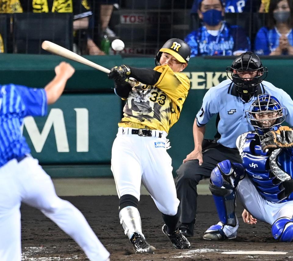 　９回、中前タイムリーを放つ糸原（撮影・飯室逸平）