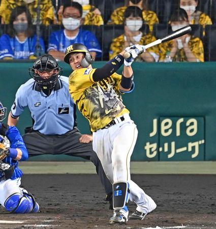 　９回、猛打賞となる右前打を放つ梅野