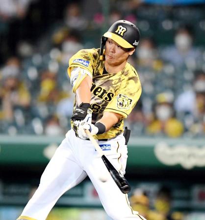 　９回、代打で中前打を放つ佐藤輝