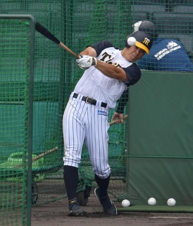 打撃練習で快音を響かす佐藤輝（撮影・神子素慎一）