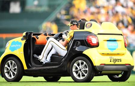 ４回、リリーフカーに乗り、登板するマウンドへ向かう二保（撮影・北村雅宏）