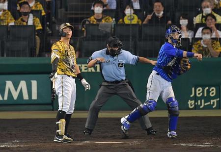９回、見逃し三振に倒れる阪神・佐藤輝（撮影・神子素慎一）