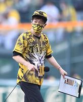 試合前、球場を盛り上げる陣内智則＝甲子園（撮影・北村雅宏）