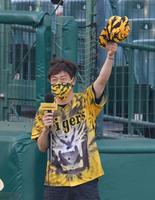 球場を盛り上げる陣内智則＝甲子園（撮影・神子素慎一）