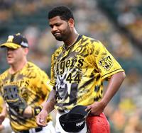 ２回、無失点に抑えたものの、険しい表情でベンチに戻るアルカンタラ（撮影・北村雅宏）