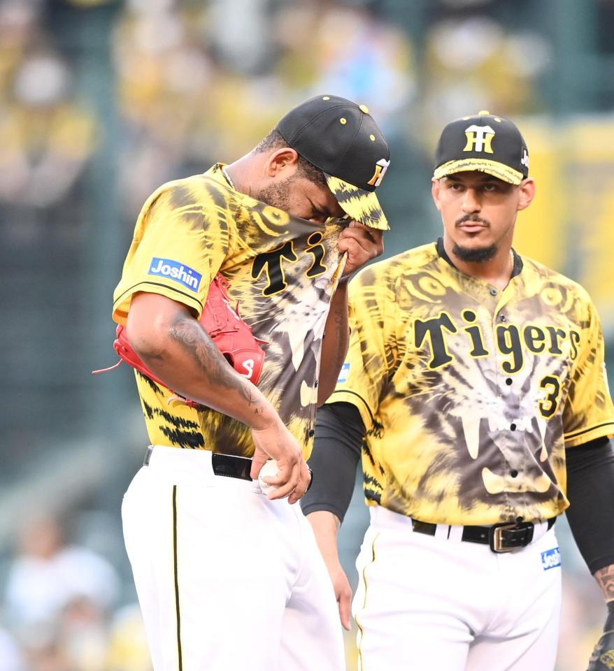 １回、ＤｅＮＡ打線につかまり、悔しそうに汗をぬぐうアルカンタラ（撮影・飯室逸平）