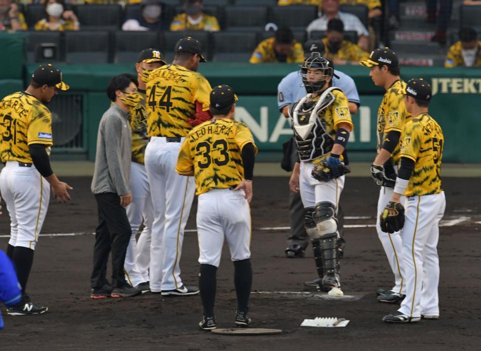 １回、２点目を奪われマウンドに集まる阪神ナイン（撮影・神子素慎一）