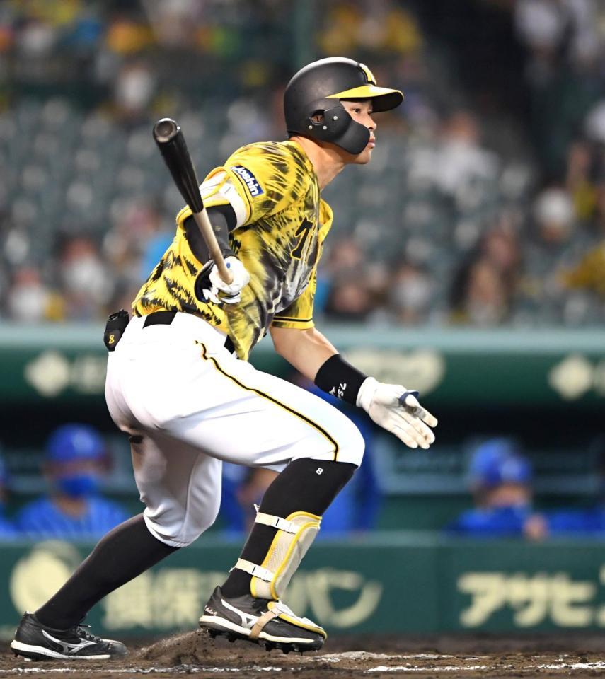 ７回、右前適時打を放つ佐藤輝（撮影・北村雅宏）