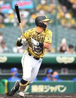 　２回、二塁打を放つ佐藤輝