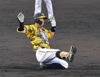 　２回、二塁打を放ち滑り込む佐藤輝