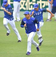 ダッシュする今永（中央）＝甲子園球場（撮影・吉澤敬太）