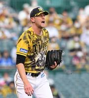 １回、佐野に四球を出し、声を出して悔しがるガンケル＝甲子園（撮影・田中太一）