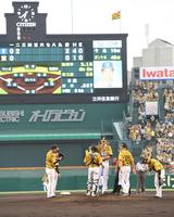 ２回、ＤｅＮＡに先制を許し、ガンケルの元に集まる阪神ナイン＝甲子園（撮影・飯室逸平）