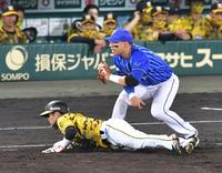５回、牽制にさされる一走・中野＝甲子園球場（撮影・吉澤敬太）