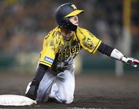 ５回、けん制アウトとなる一走の中野＝甲子園（撮影・田中太一）