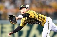 ７回、森の打球をダイビングキャッチする中野＝甲子園（撮影・飯室逸平）