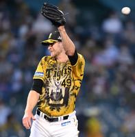 ４回、大和の打球にグラブを出すも安打を許すガンケル＝甲子園（撮影・田中太一）