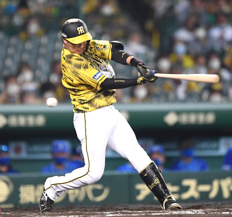 　空振り三振に倒れる大山