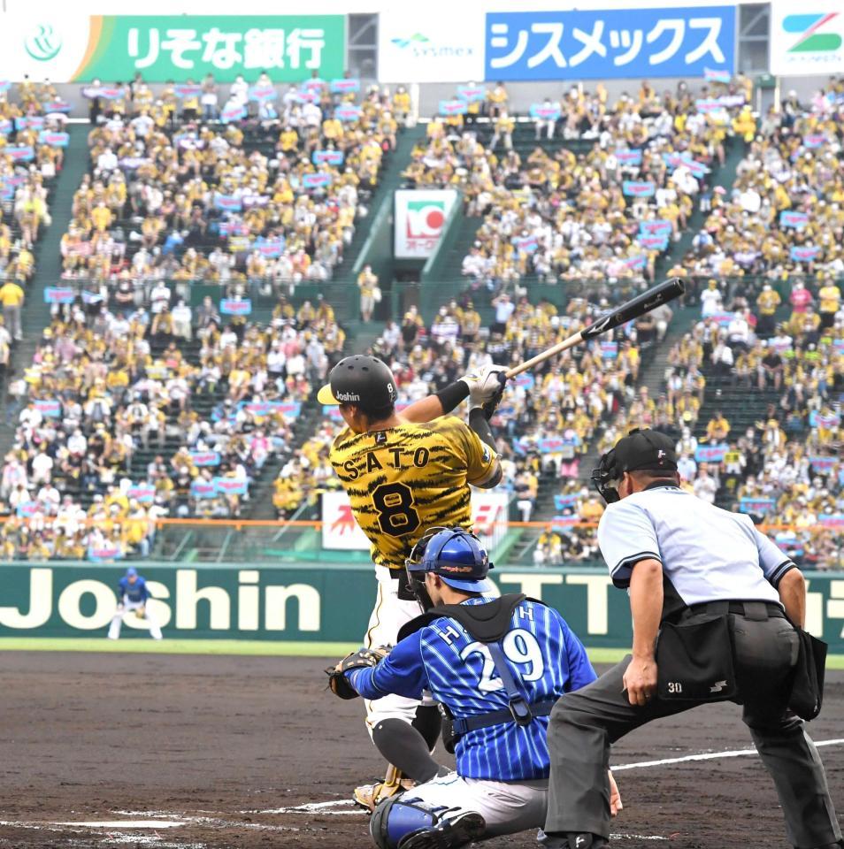 　２回、二塁打を放つ佐藤輝