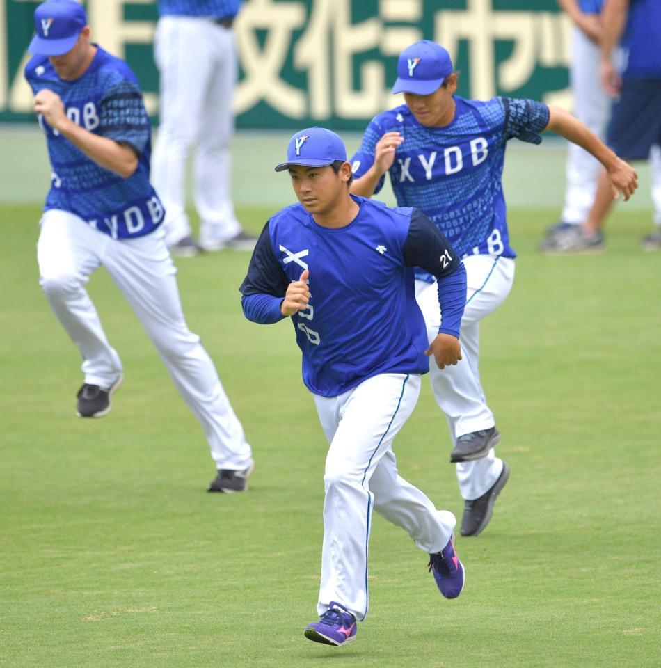 ダッシュする今永（中央）＝甲子園球場（撮影・吉澤敬太）