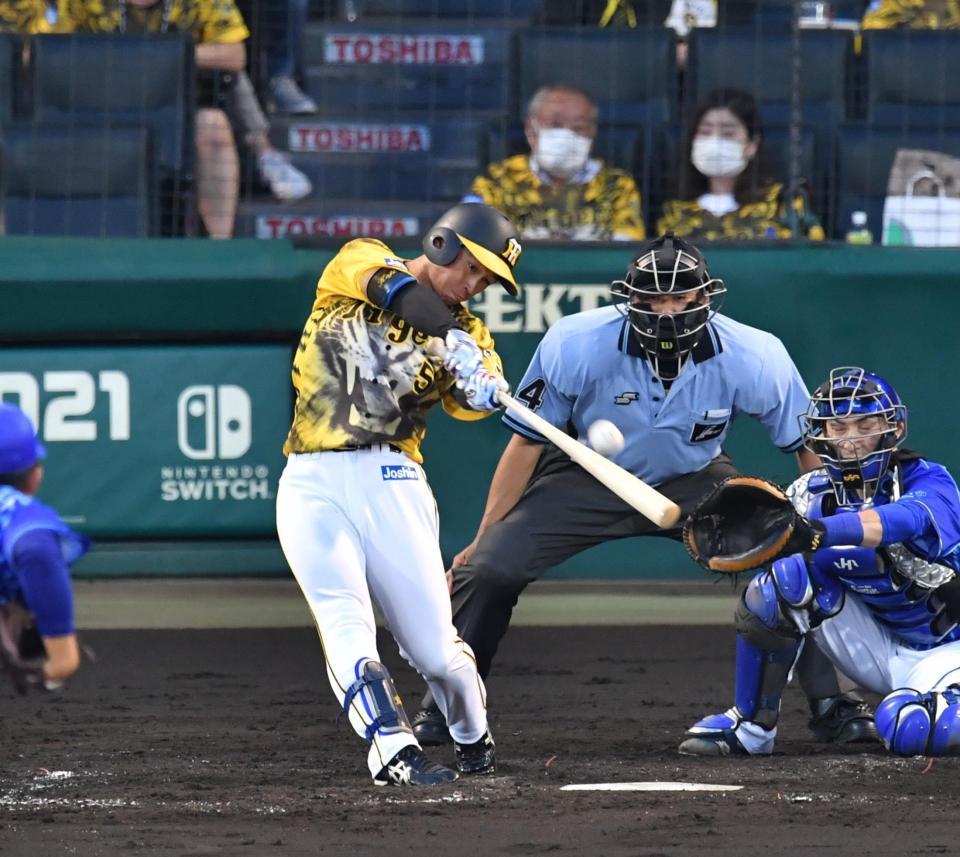 ３回、右越えにソロを放つ近本＝甲子園球場（撮影・吉澤敬太）