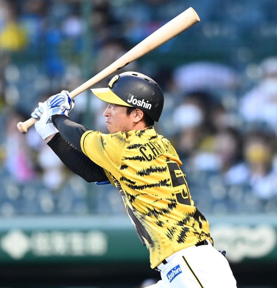 ３回、右越えにソロを放つ近本＝甲子園（撮影・飯室逸平）