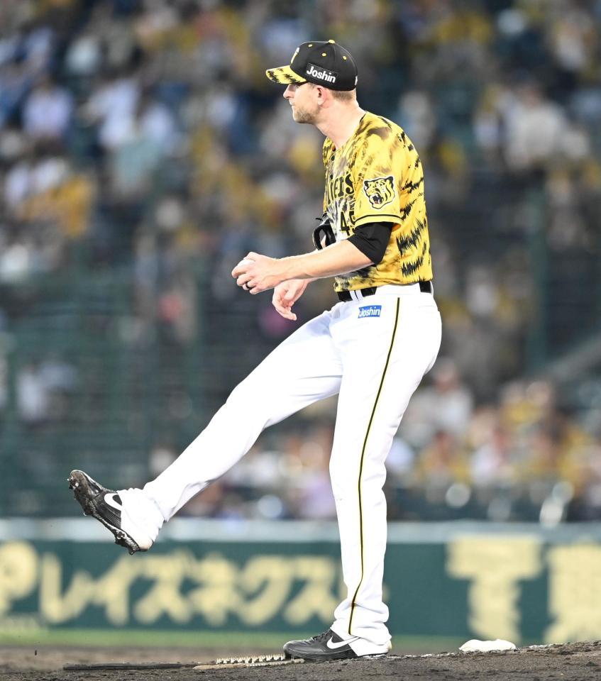 ４回、ＤｅＮＡに追加点を許し、悔しがるガンケル＝甲子園（撮影・飯室逸平）