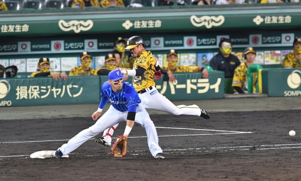 ５回、内野安打を放ち、一塁に駆け込む中野＝甲子園球場（撮影・吉澤敬太）