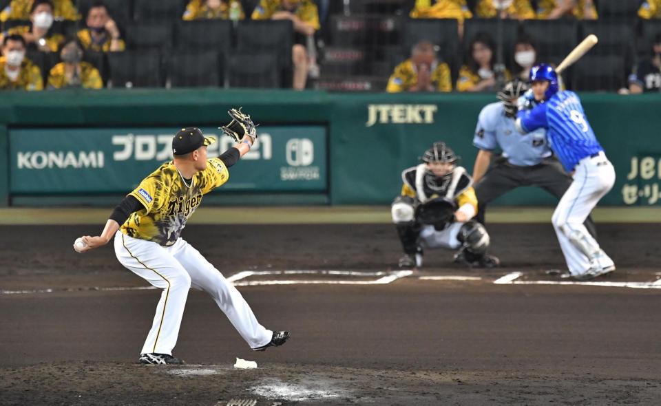 ６回から２番手として登板する秋山＝甲子園球場（撮影・吉澤敬太）