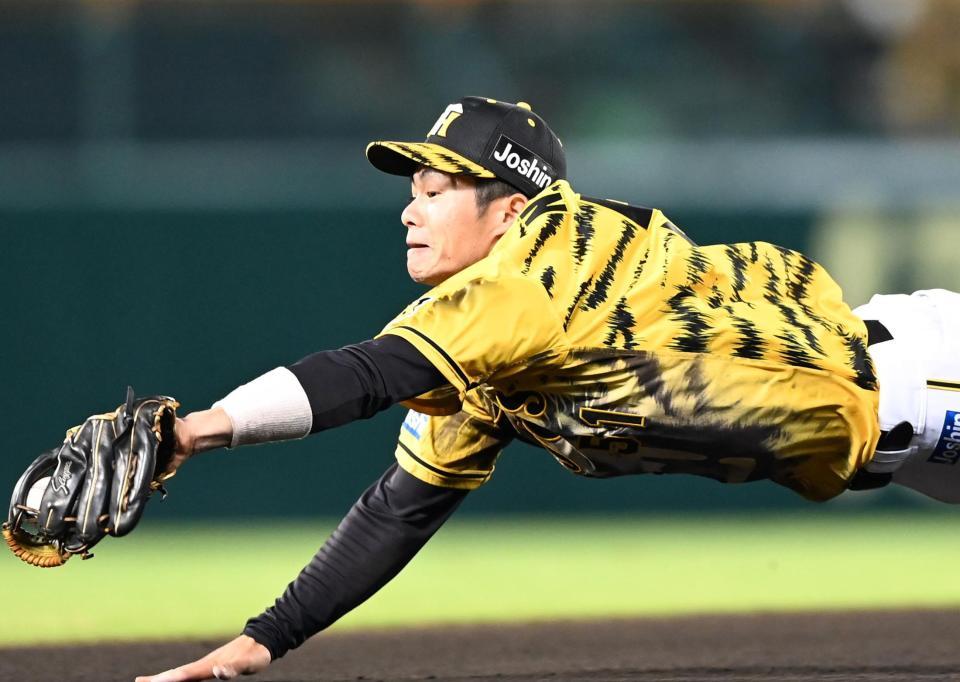 ７回、森の打球をダイビングキャッチする中野＝甲子園（撮影・飯室逸平）