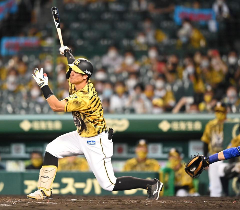 ８回、空振り三振に倒れる佐藤輝＝甲子園（撮影・飯室逸平）