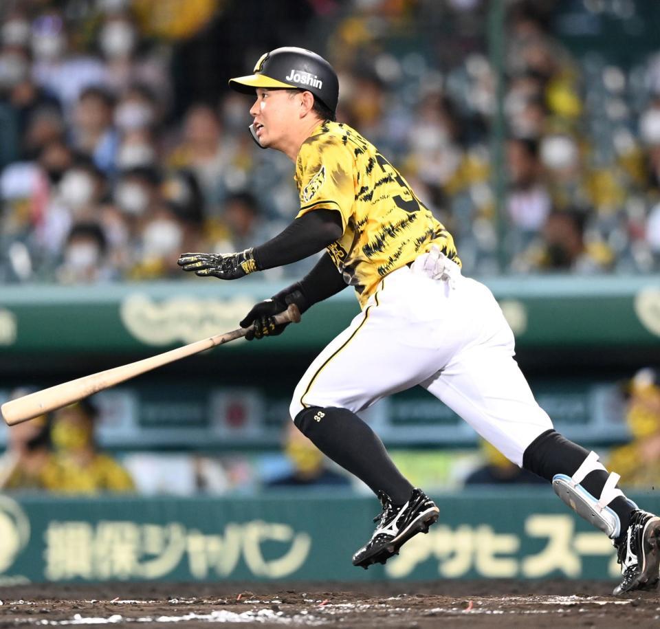 ８回、タイムリーを放つ糸原＝甲子園（撮影・飯室逸平）