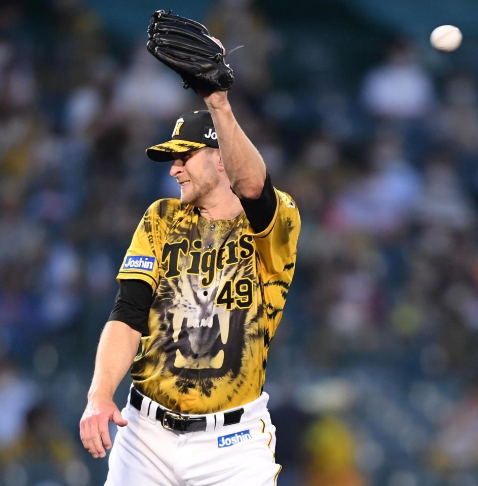 ４回、大和の打球にグラブを出すも安打を許すガンケル＝甲子園（撮影・田中太一）