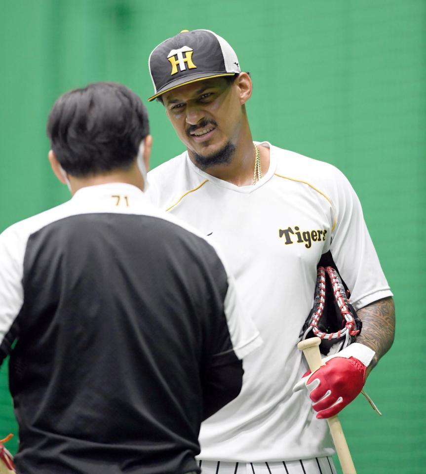 久慈コーチと話をするマルテ＝甲子園（撮影・田中太一）