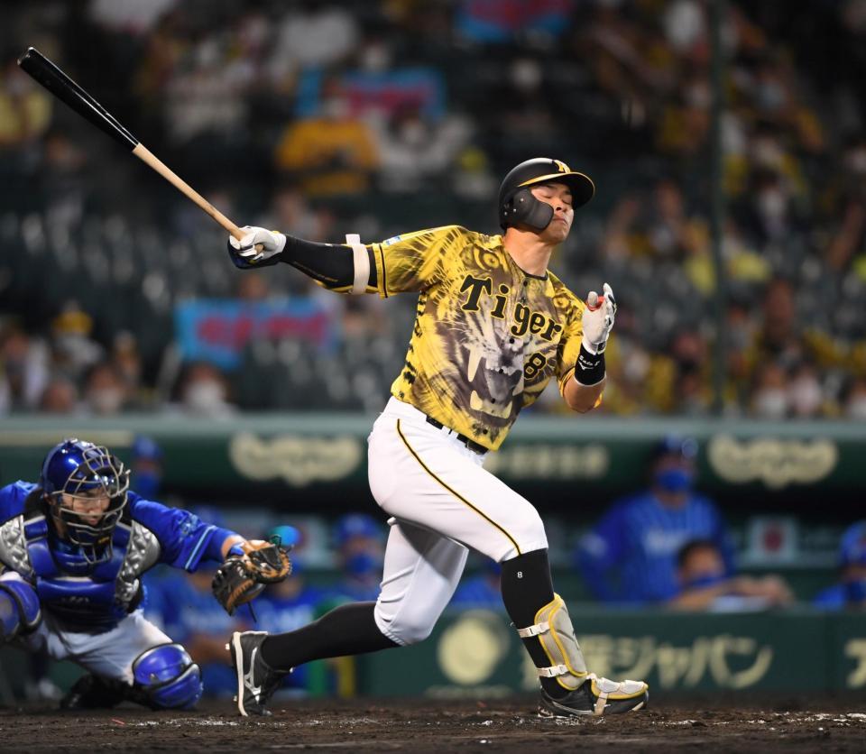 ８回、満塁の場面で空振り三振に倒れる佐藤輝＝甲子園（撮影・田中太一）