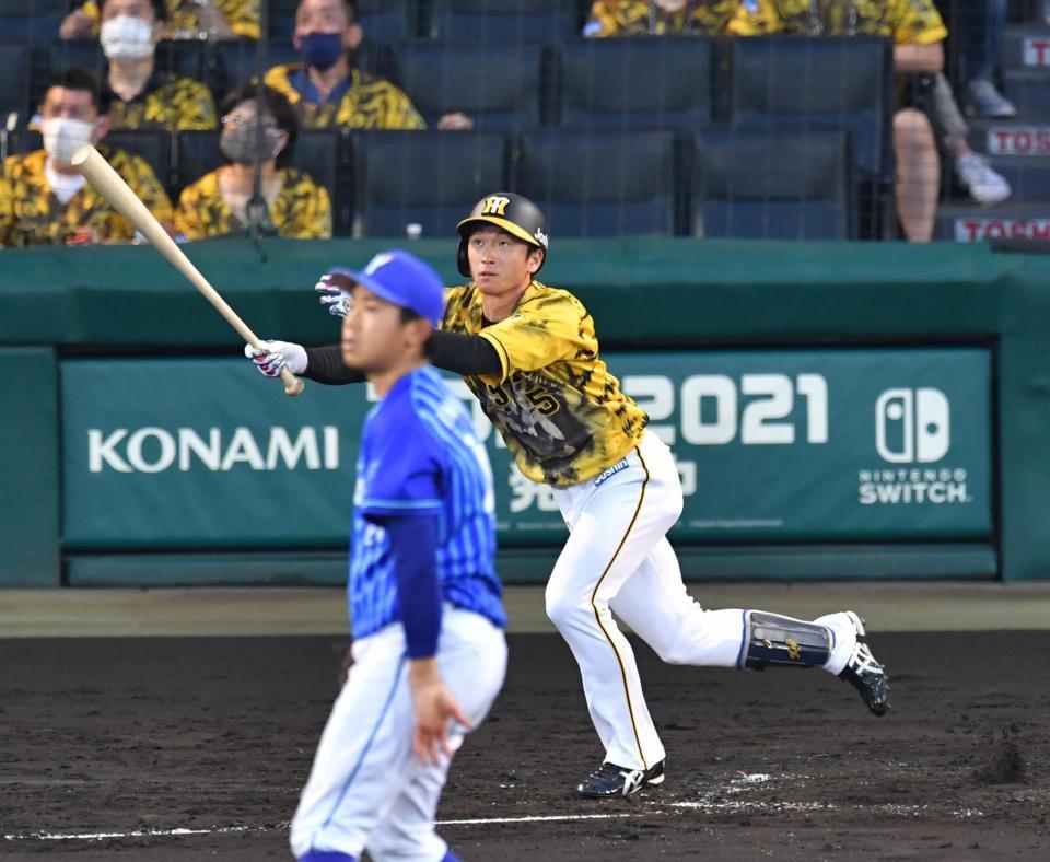 ３回、今永から右越えにソロを放つ近本＝甲子園球場（撮影・吉澤敬太）