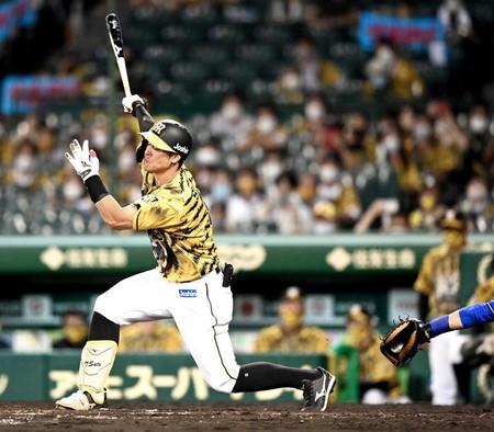 　８回、満塁の好機で空振り三振に倒れる佐藤輝