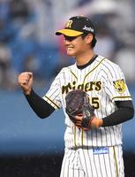 　２回、三者凡退に抑え、拳を握る阪神・西純（撮影・北村雅宏）